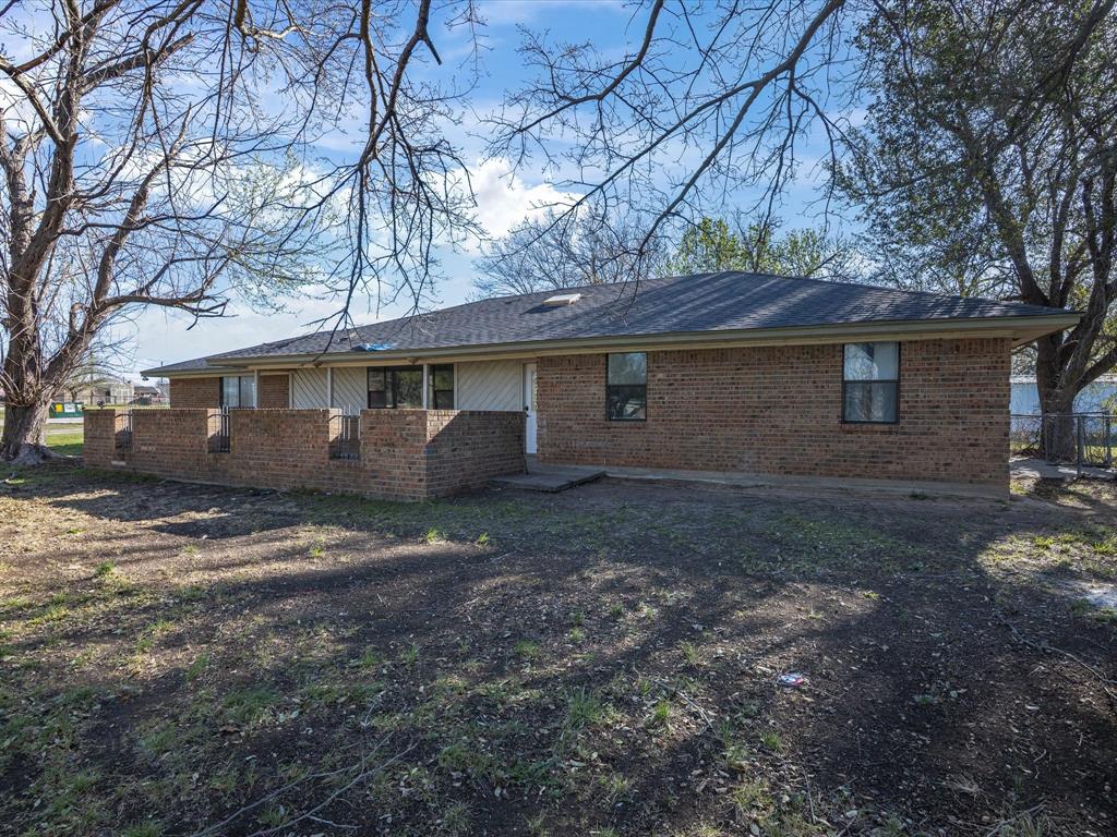 a view of a house with yard and a tree