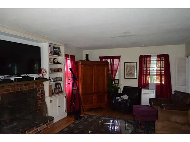 669 West Main Road Portsmouth, RI 02871 - Photo 7 of 18 Living Room.