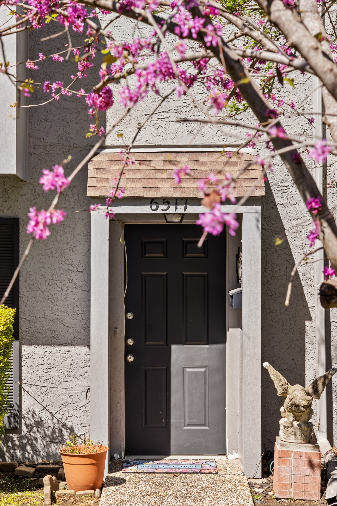 6517 Wanda Lane Houston, TX 77074 - Photo 2 of 36 This SPACIOUS 3 bedroom / 2 1/2 bath home is in one of the best spots in the community!