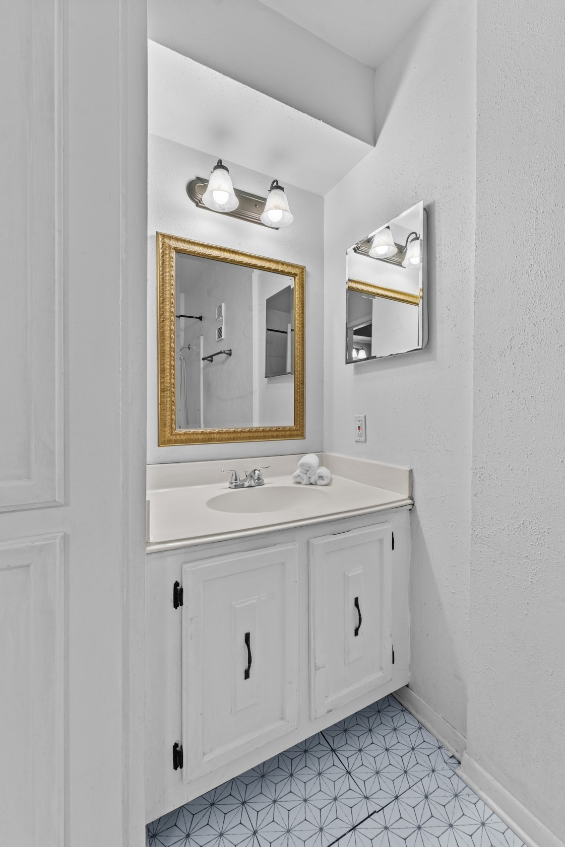 6517 Wanda Lane Houston, TX 77074 - Photo 25 of 36 Primary Bathroom.