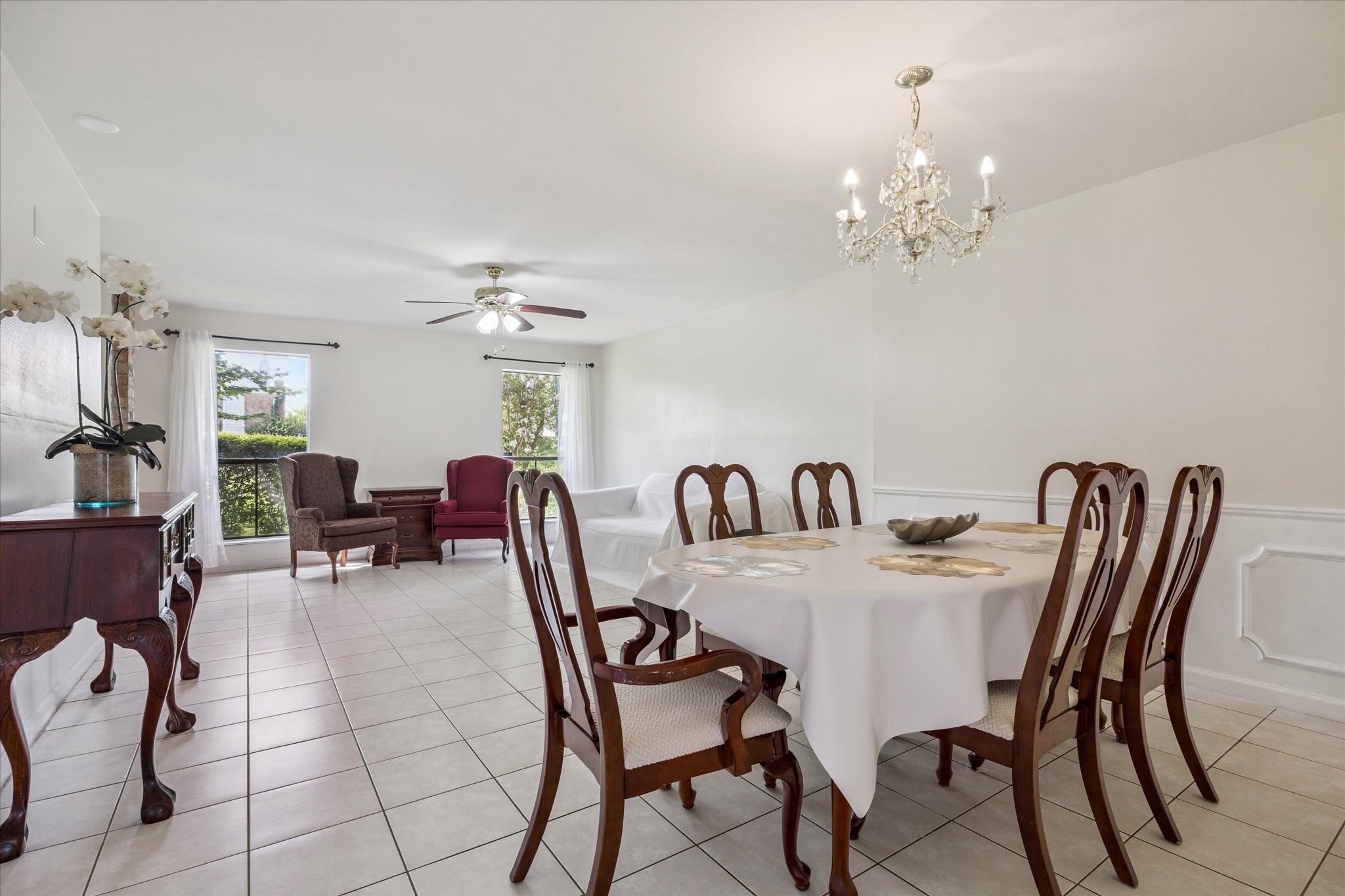 6517 Wanda Lane Houston, TX 77074 - Photo 6 of 36 This great space works well for family gatherins and for entertaining guests!