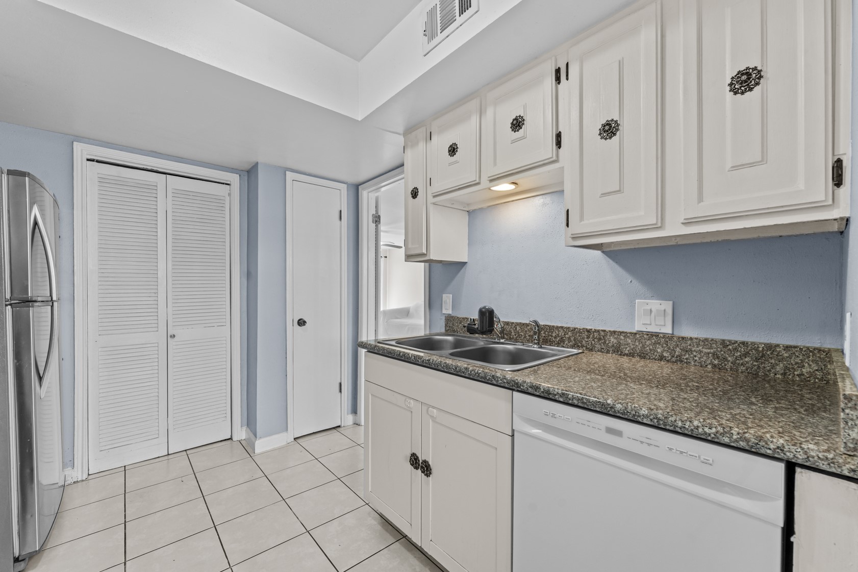 6517 Wanda Lane Houston, TX 77074 - Photo 9 of 36 The kitchen features granite counters and white cabinets.