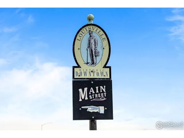 a picture of a bench in a park