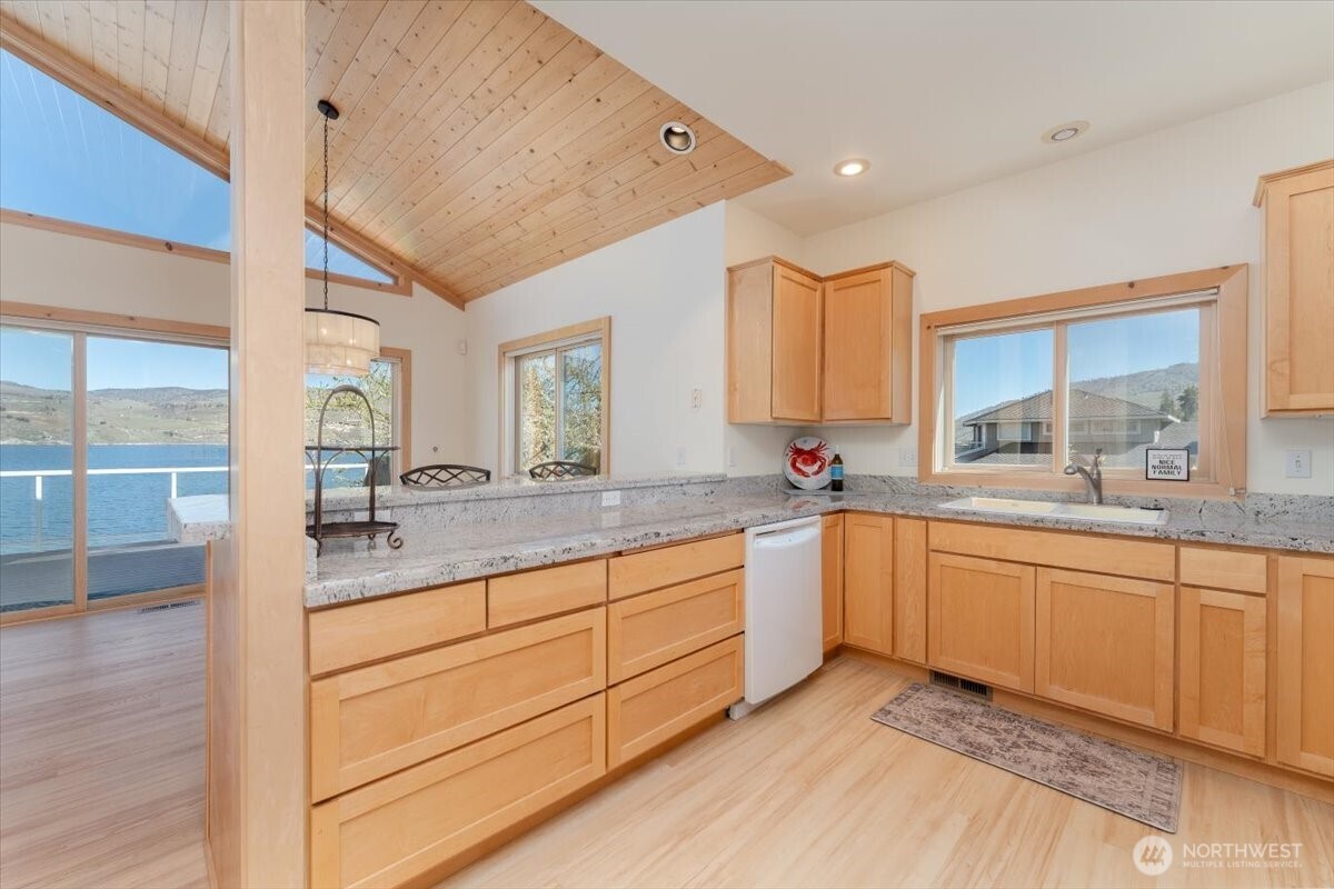 1606 South Lakeshore Road Chelan, WA 98816 - Photo 13 of 39