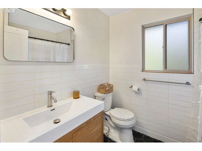 2738 Southwest Moss Street Portland, OR 97219 - Photo 17 of 46