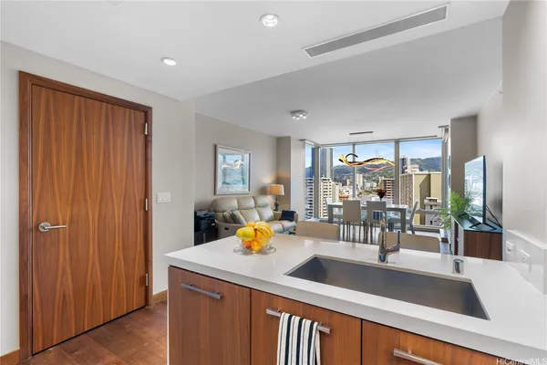 $4,950 | 1555 Kapiolani Boulevard, Unit 1612, Honolulu, HI 96814