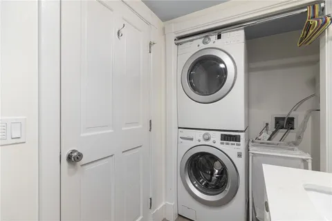 $2,300 | 428 Gibbs Avenue, Unit 4, Newport, RI 02840