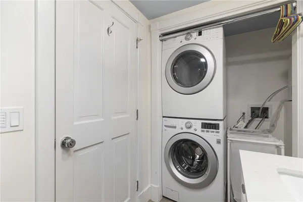 $2,300 | 428 Gibbs Avenue, Unit 4, Newport, RI 02840