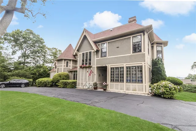 $2,300 | 428 Gibbs Avenue, Unit 4, Newport, RI 02840