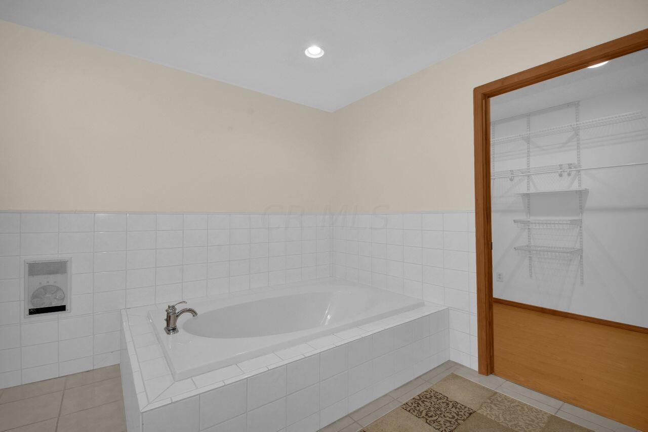 2633 Stringtown Road Washington Court House, OH 43160 - Photo 28 of 37 Soaking tub