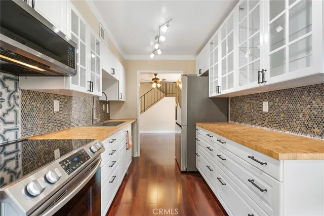 $670,000 | 18411 Strathern Street, Unit 1, Reseda, CA 91335