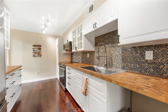 $670,000 | 18411 Strathern Street, Unit 1, Reseda, CA 91335