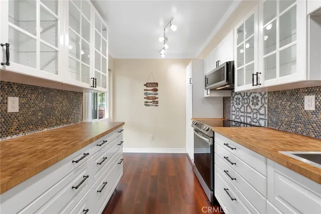 $670,000 | 18411 Strathern Street, Unit 1, Reseda, CA 91335