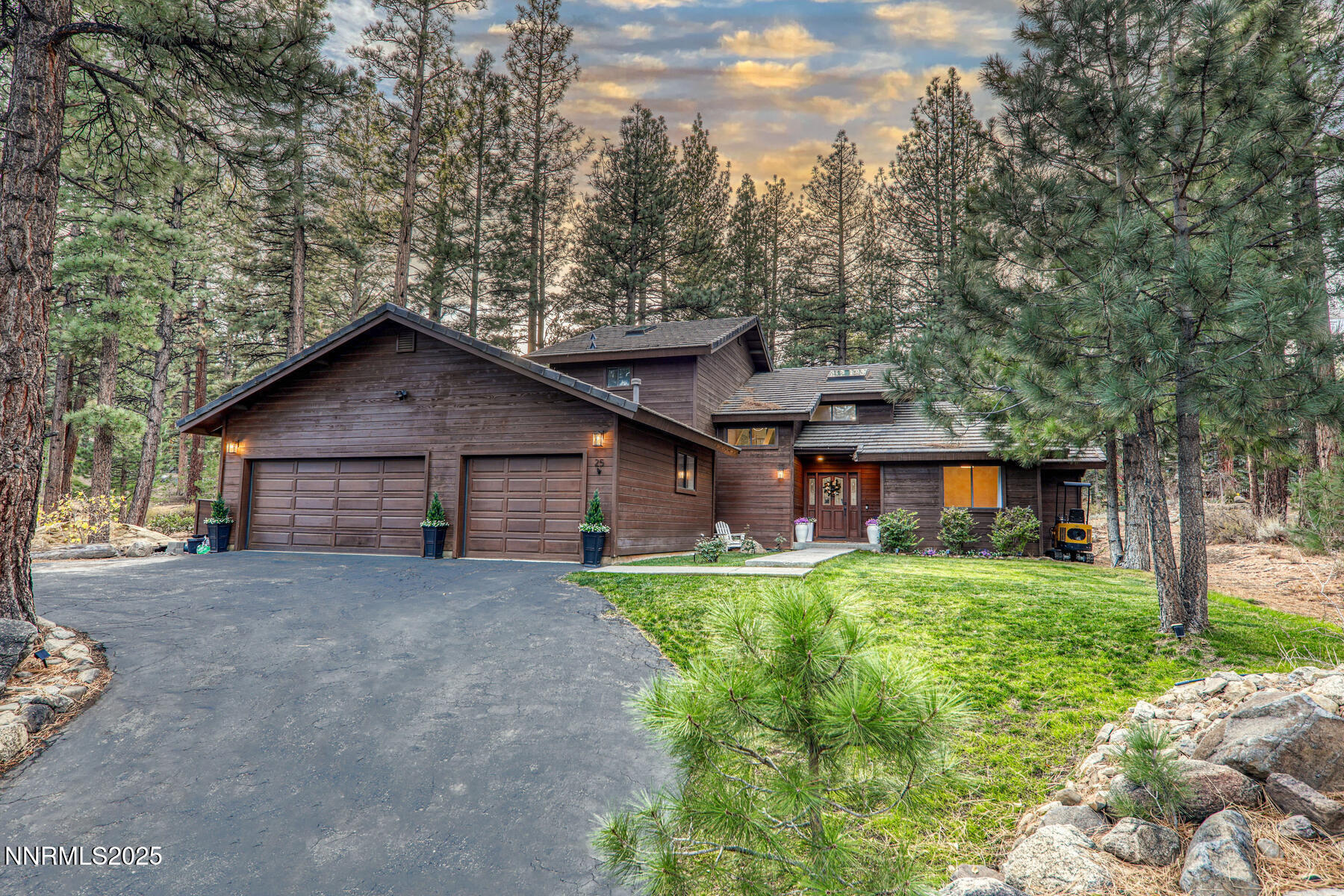 25 Winterberry Court Reno, NV 89511 - Photo 25 of 31 front view of a house with a yard
