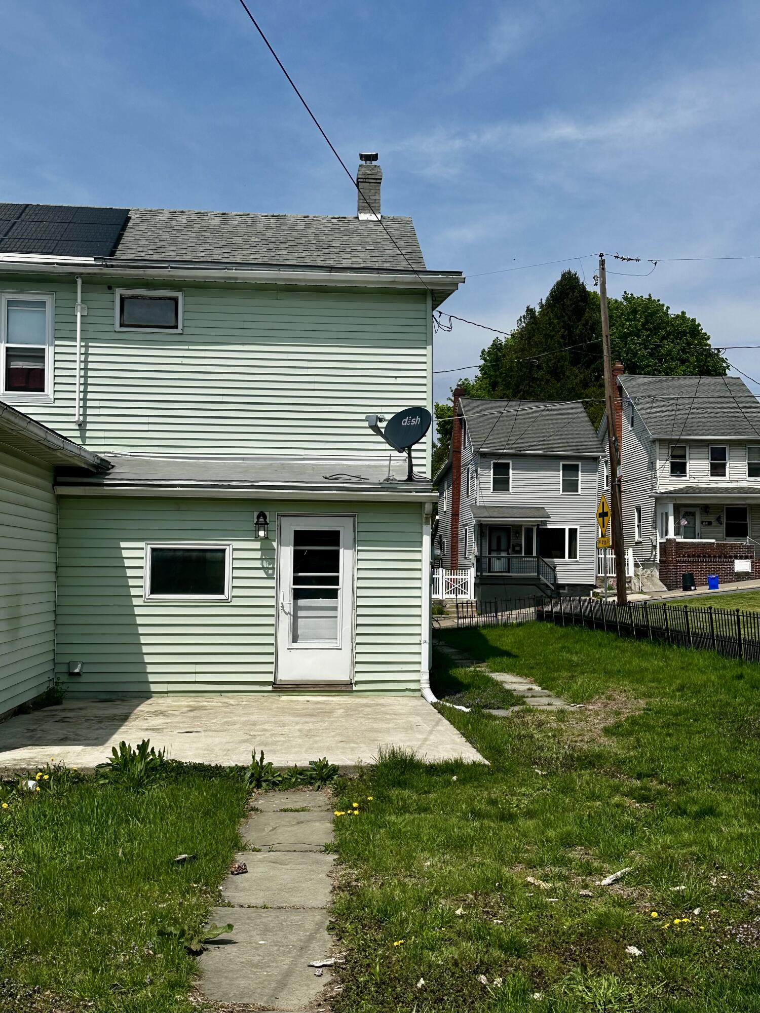 320 North Street Jim Thorpe, PA 18229 - Photo 2 of 14 a front view of a house with a garden