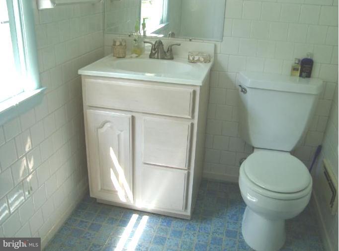 221 Rickswood Road Lutherville-Timonium, MD 21093 - Photo 6 of 30 Remodeled hall full bath on upper level