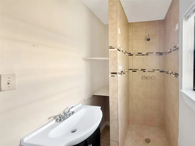 $184,900 | 822 6th Street, Dickinson, TX 77539