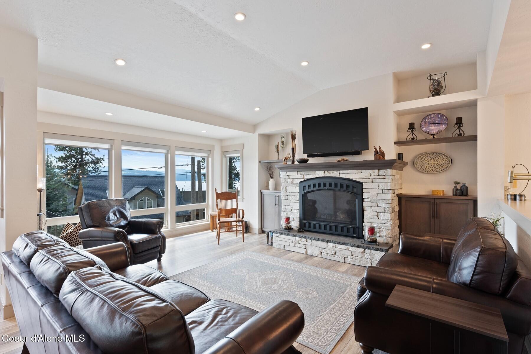 2406 South Silver Beach Road Coeur D'Alene, ID 83814 - Photo 5 of 43 Vaulted open plan design