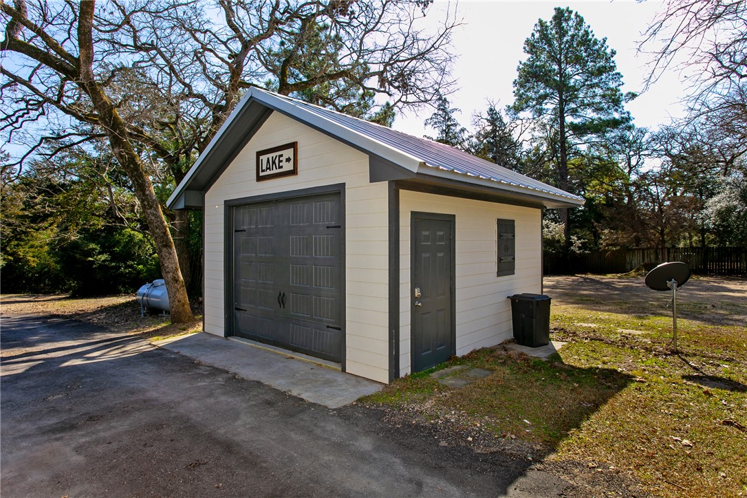 11092 Riley Green Road Franklin, TX 77856 - Photo 19 of 32 View of garage