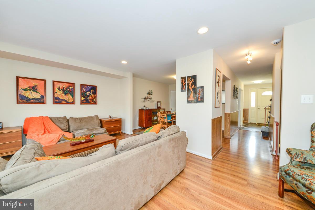 7235 Reservoir Road Springfield, VA 22150 - Photo 14 of 30 Living Room