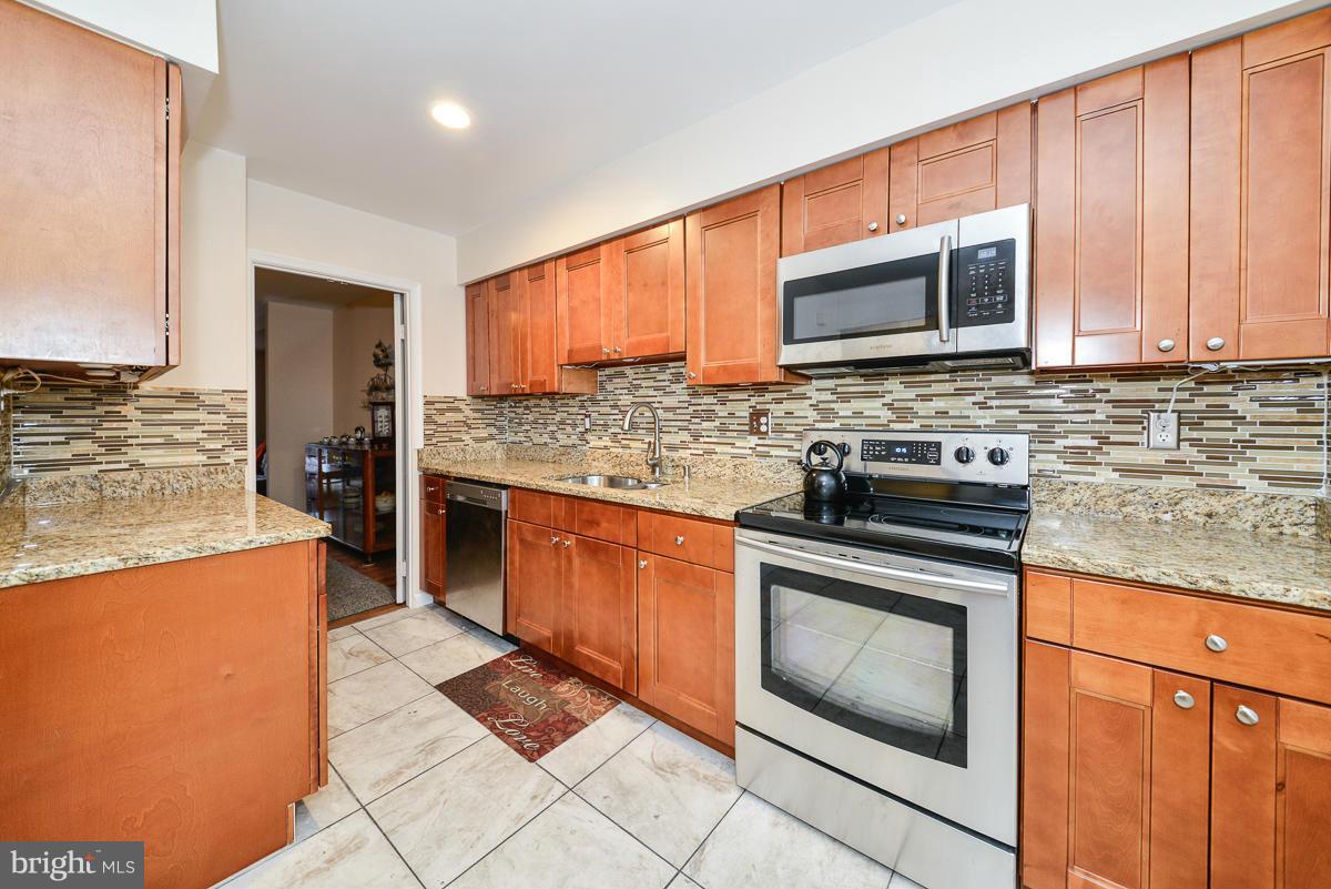 7235 Reservoir Road Springfield, VA 22150 - Photo 3 of 30 Kitchen