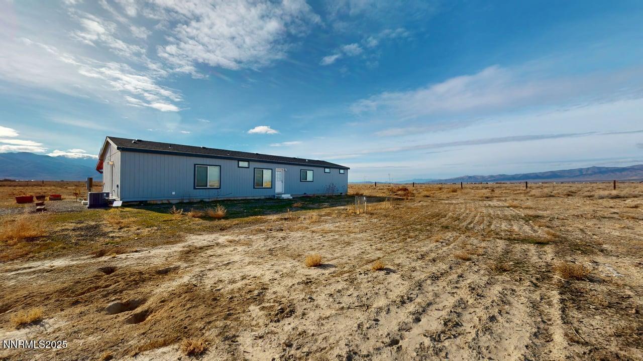 1930 Moccasin Road Battle Mountain, NV 89820 - Photo 5 of 36 a view of a house
