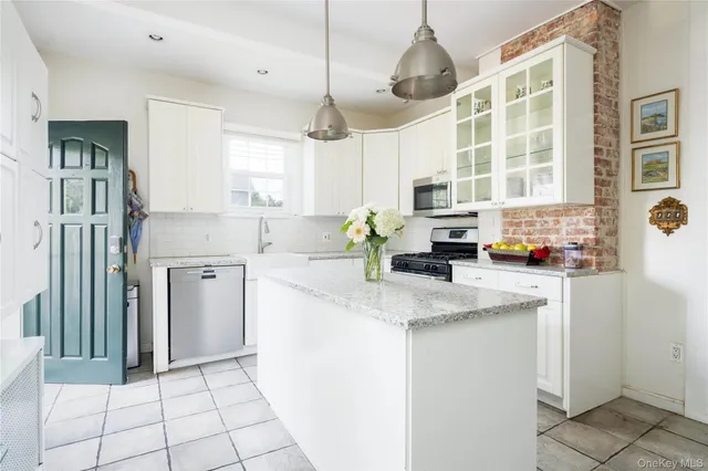 $925,000 | 15 Bayside Avenue, Oyster Bay, NY 11771