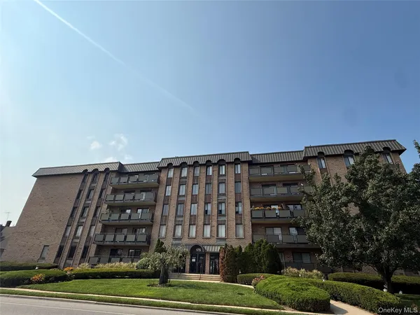 $2,950 | 175 Maple Avenue, Unit 4H, Westbury, NY 11590