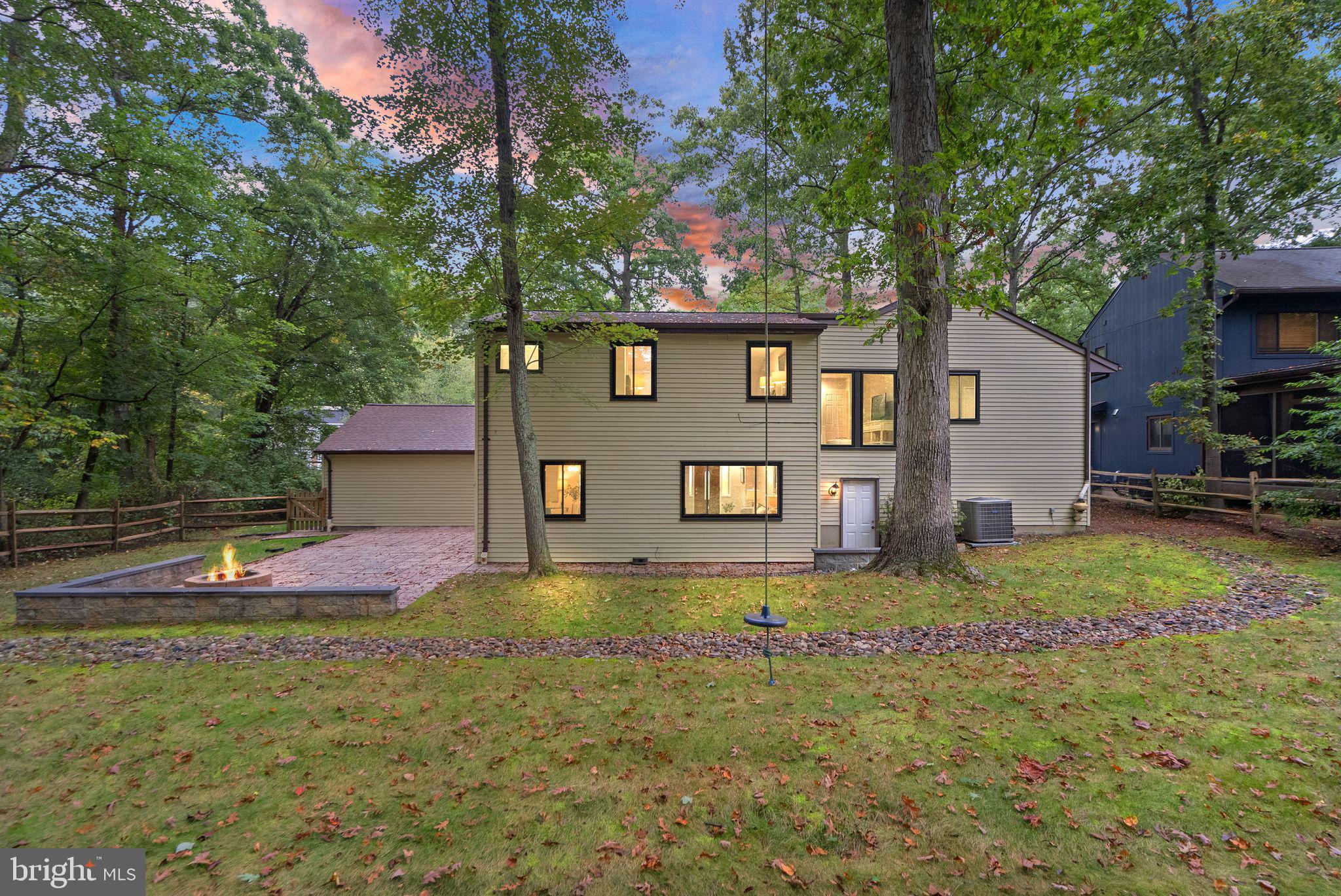 Huge, fully fenced yard