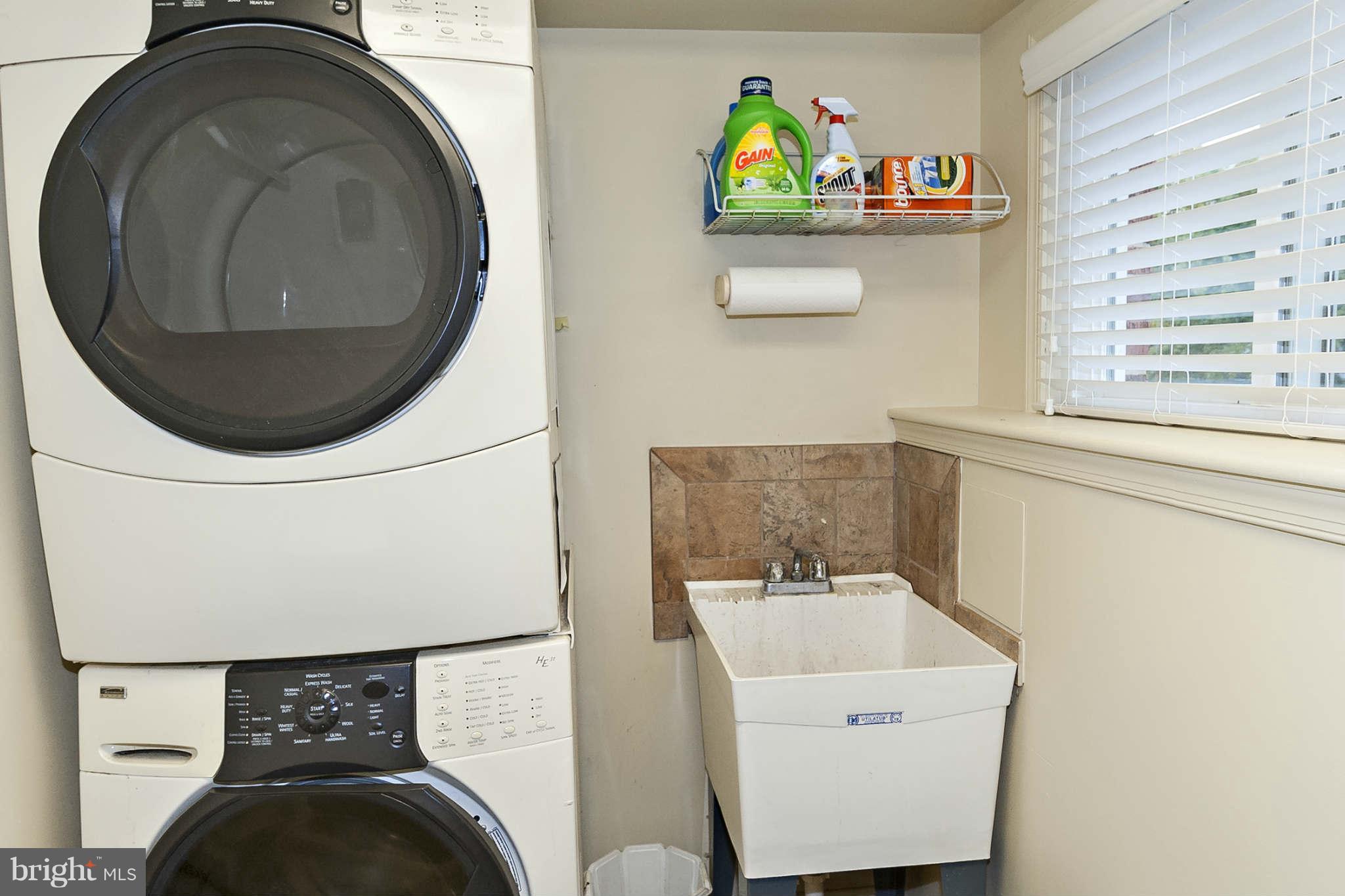 2003 Helmsby Road Baltimore, MD 21228 - Photo 11 of 26 a utility room with a sink washer and dryer