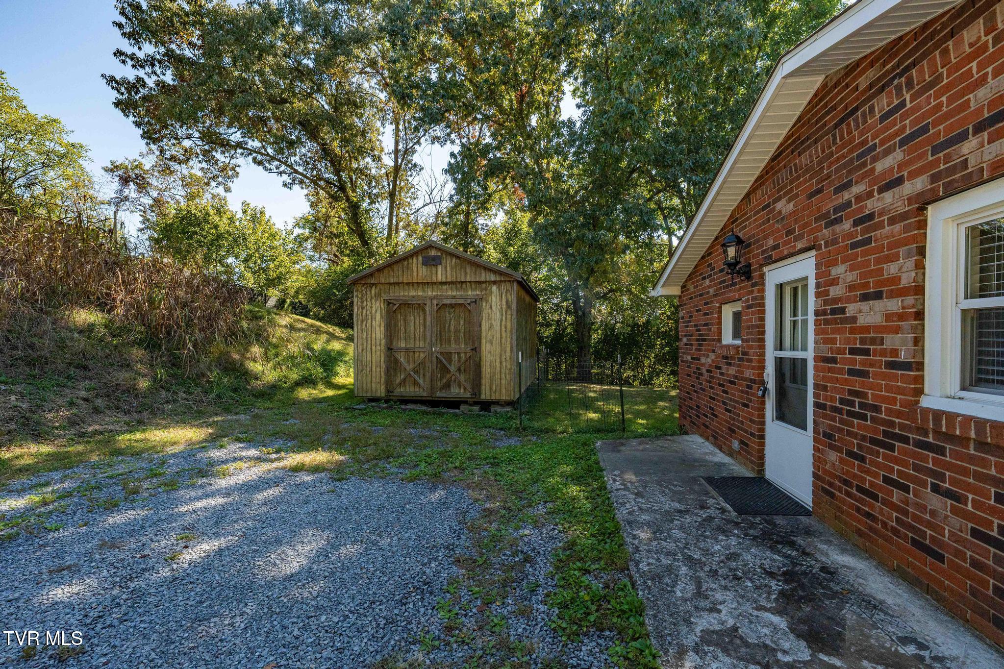 338 Gifford Road Bristol, TN 37620 - Photo 5 of 57 Side Entrance