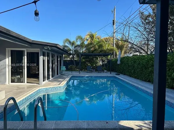 a view of a house with backyard