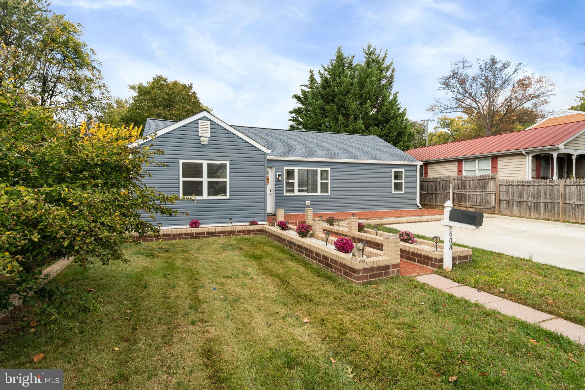 608 Blue Ridge Avenue Northeast Leesburg, VA 20176 - Photo 4 of 38 Large front yarad