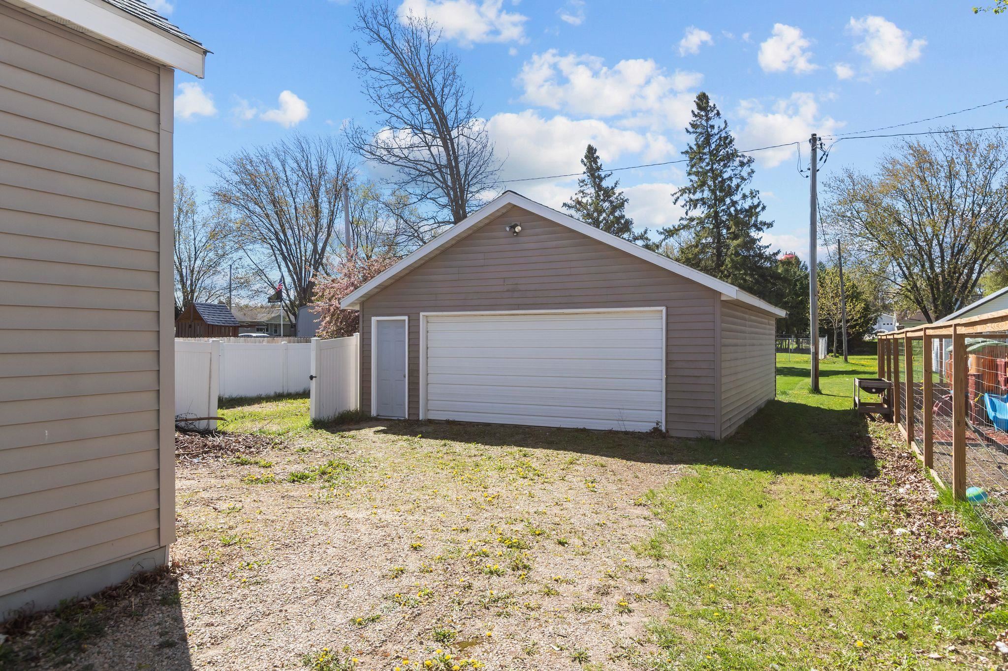 219 2nd Street Manawa, WI 54949 - Photo 3 of 34