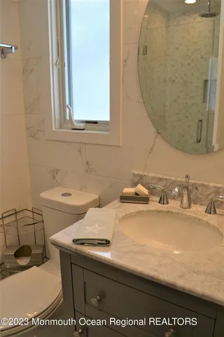 a en suite bathroom with a shower