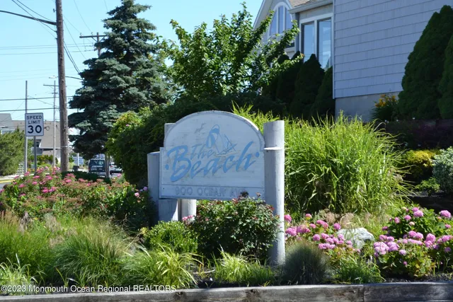 a view of multiple houses with a yard