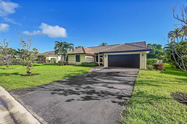 a view of a house with a yard