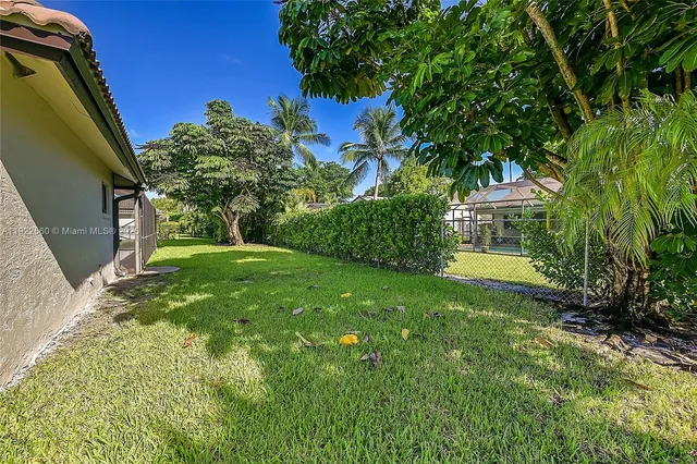 a view of yard with green space