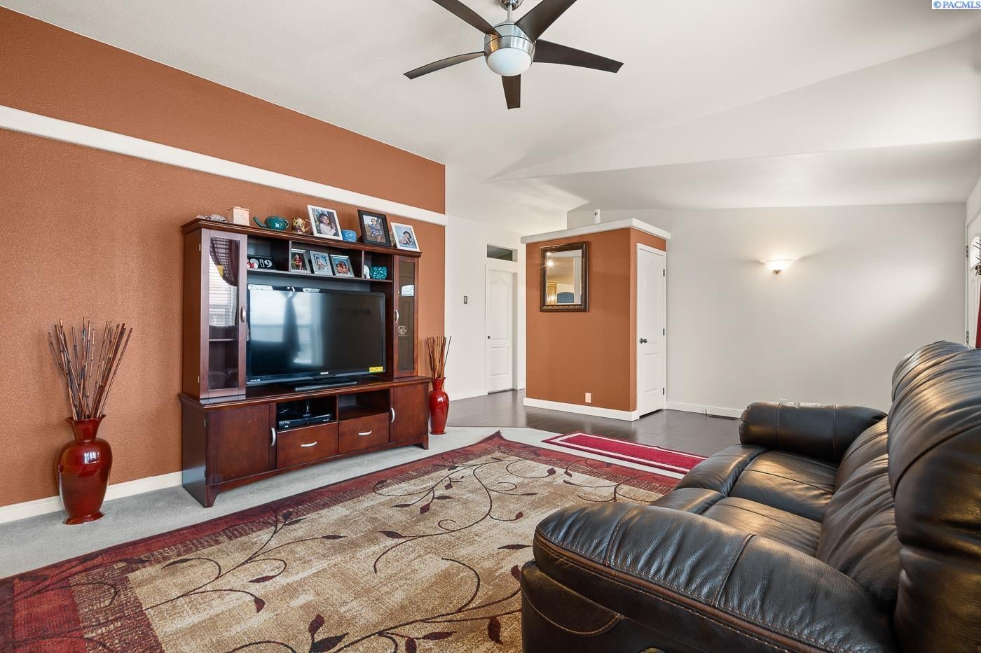 212005 East Cochran Road Kennewick, WA 99337 - Photo 10 of 30 Gallery Image 10