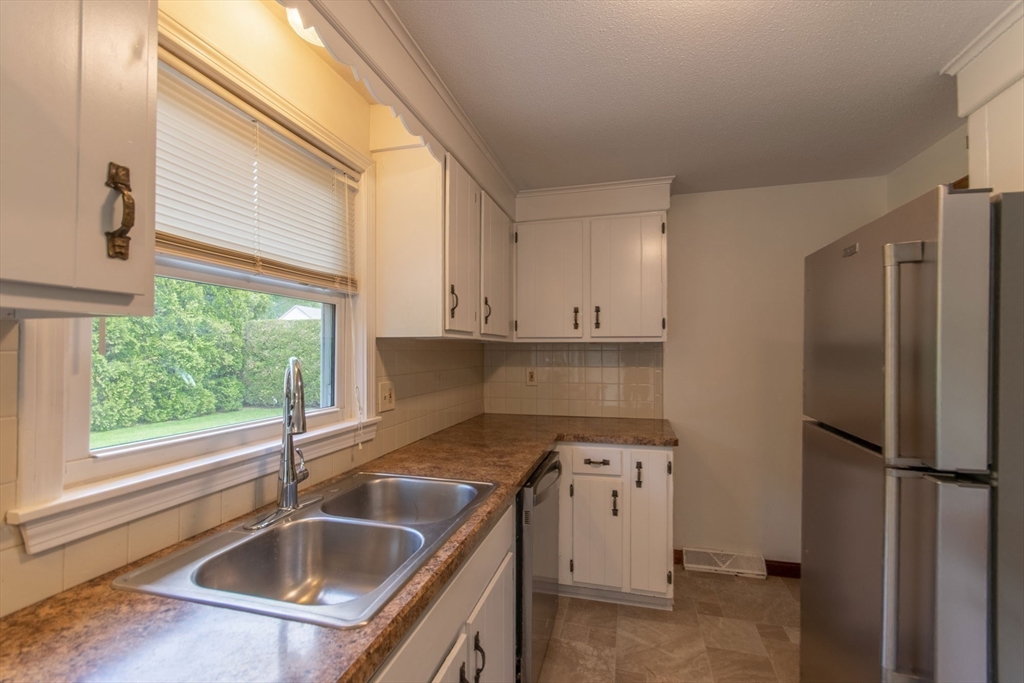 629 River Road Agawam, MA 01001 - Photo 10 of 36