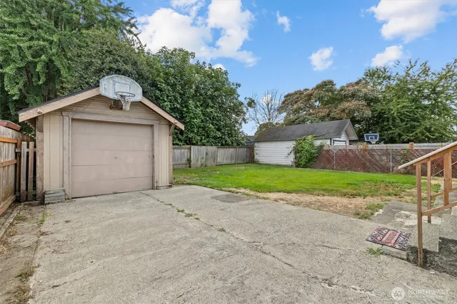 a view of a house with backyard and sitting area