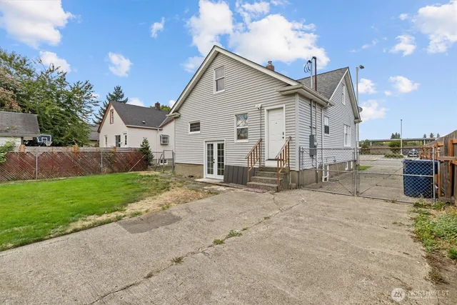 a view of a house with backyard