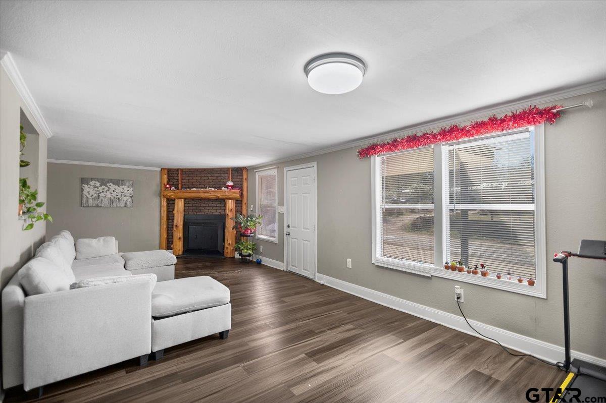 5950-c R 486 C R 486 Tyler, TX 75706 - Photo 11 of 19 a living room with furniture and a window