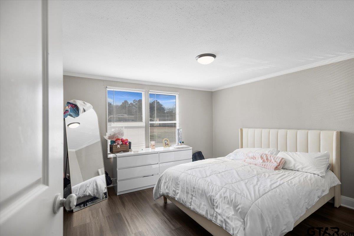 5950-c R 486 C R 486 Tyler, TX 75706 - Photo 13 of 19 a bedroom with a bed and a large window