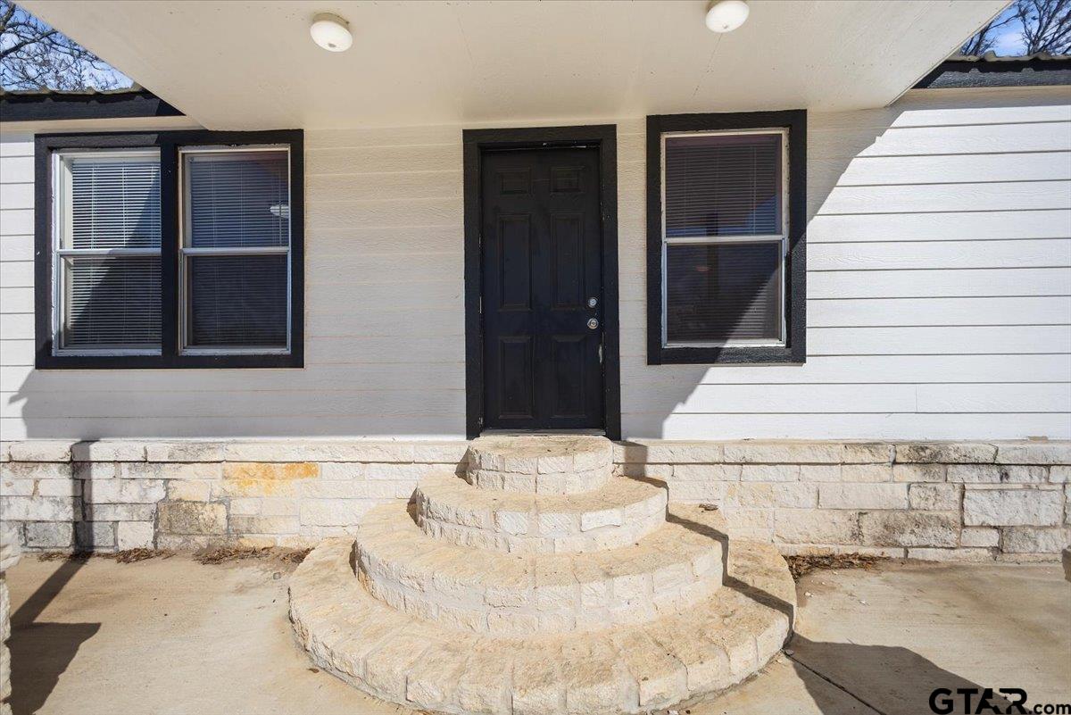 5950-c R 486 C R 486 Tyler, TX 75706 - Photo 4 of 19 a bathroom with a sink and mirror