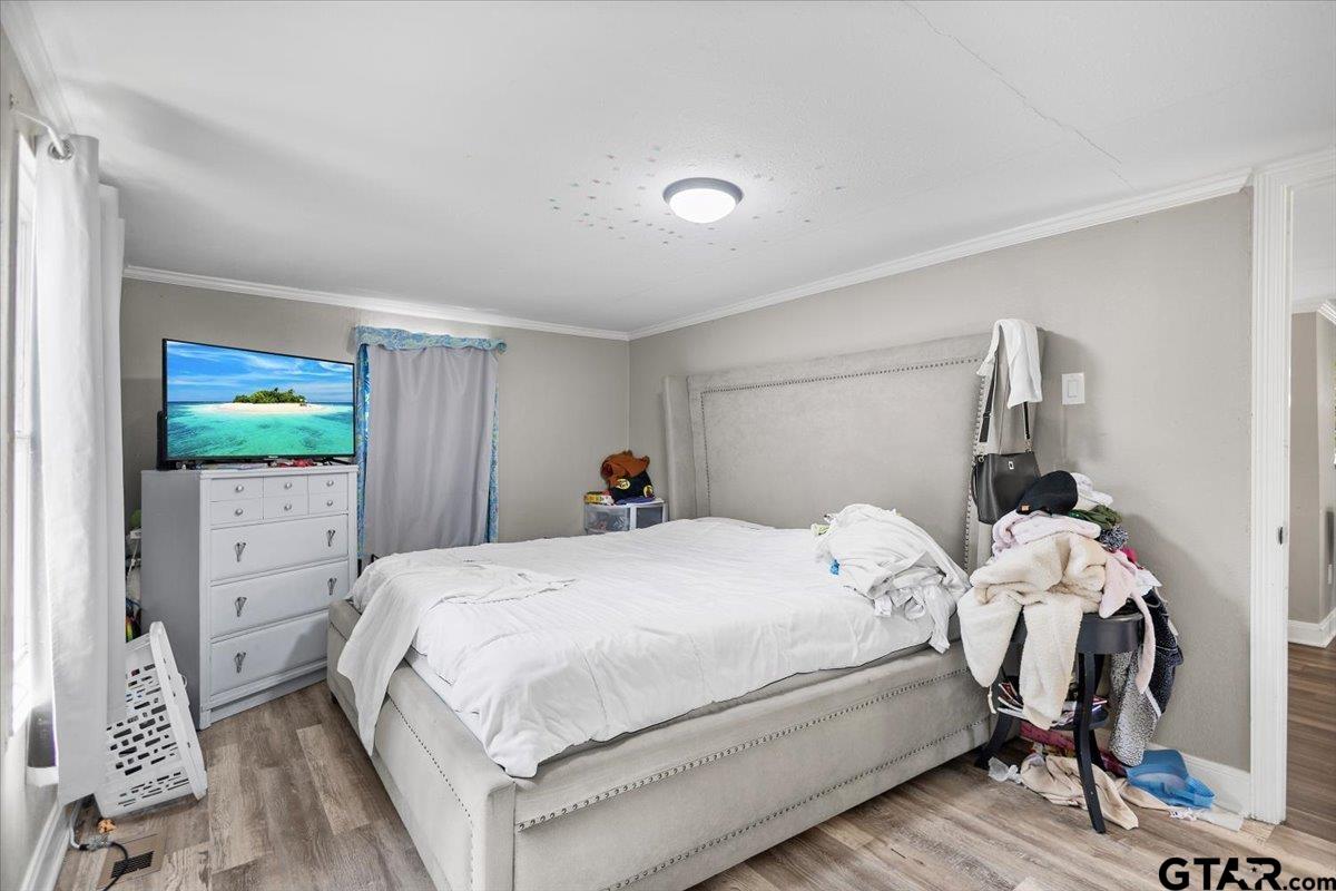 5950-c R 486 C R 486 Tyler, TX 75706 - Photo 6 of 19 a bedroom with a bed a mirror and desk