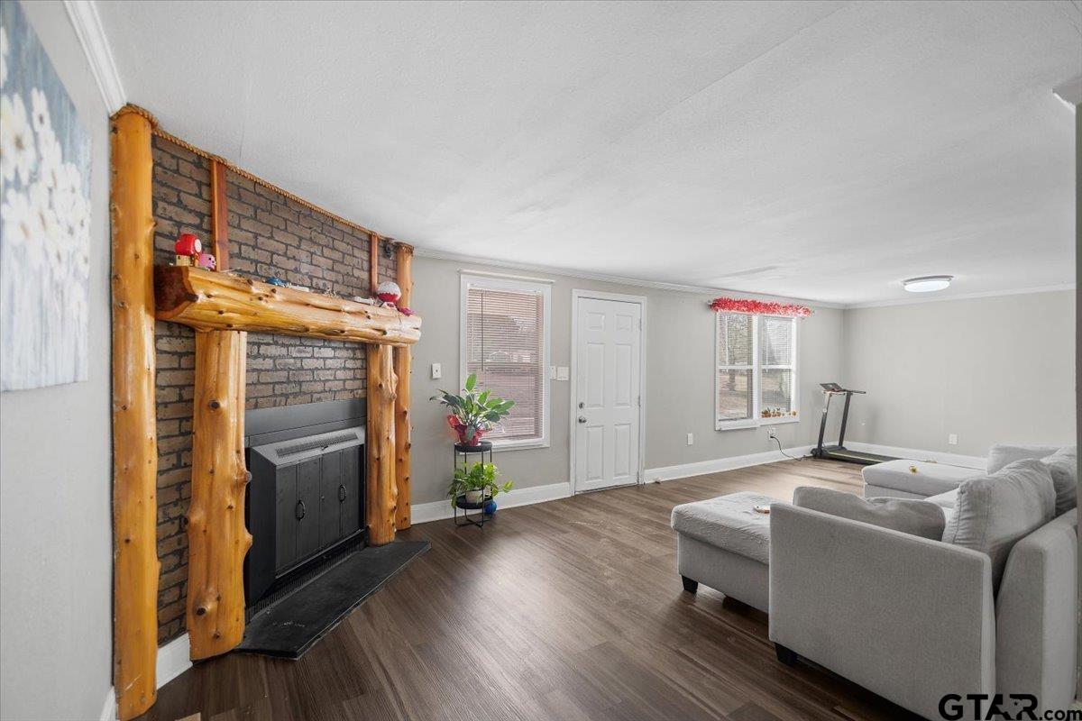5950-c R 486 C R 486 Tyler, TX 75706 - Photo 7 of 19 a living room with furniture and a flat screen tv