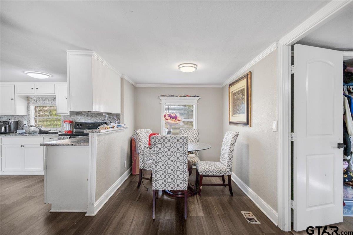 5950-c R 486 C R 486 Tyler, TX 75706 - Photo 8 of 19 a living room with furniture and a wooden floor