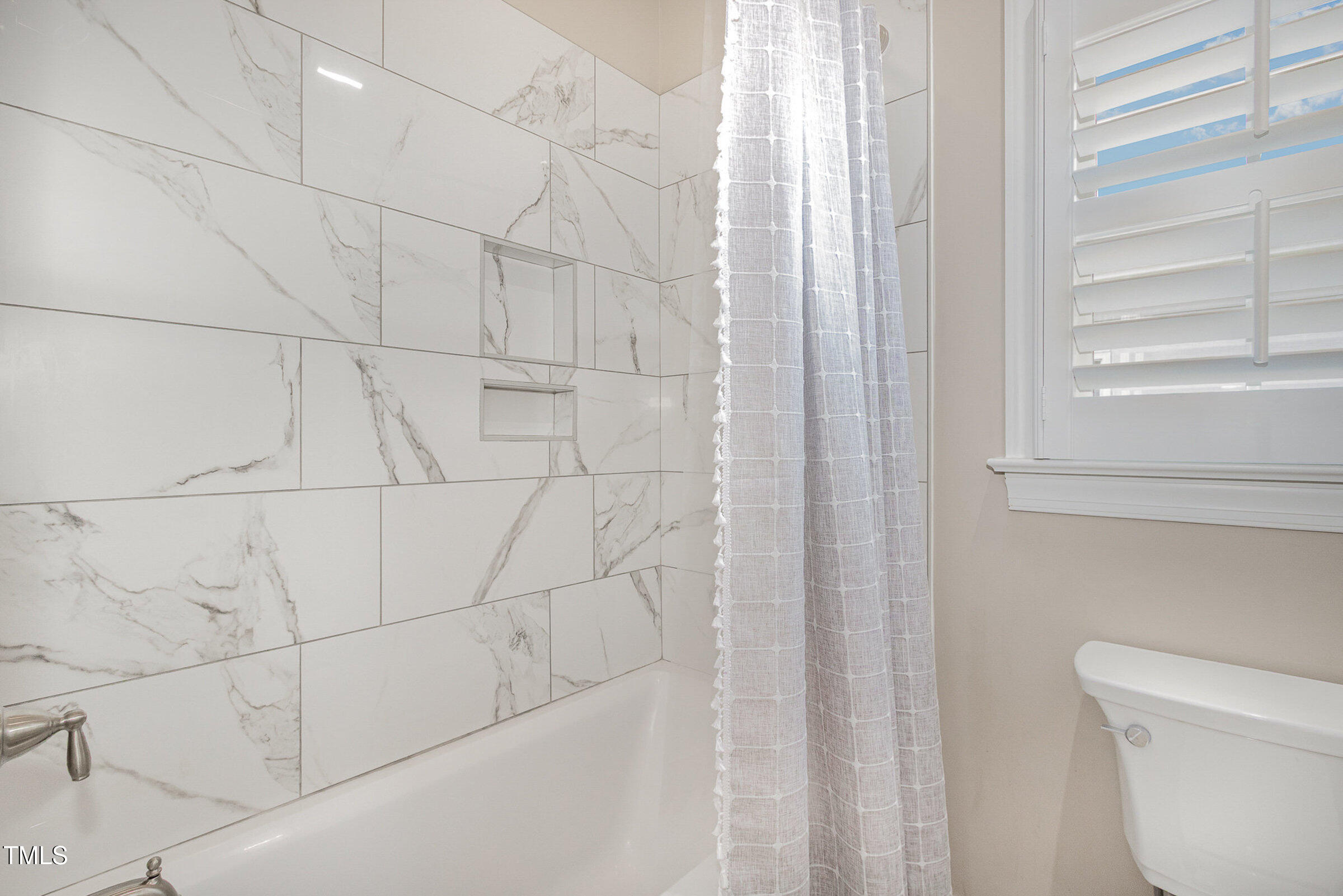 2027 Hopeton Avenue Raleigh, NC 27614 - Photo 27 of 33 Bathtub