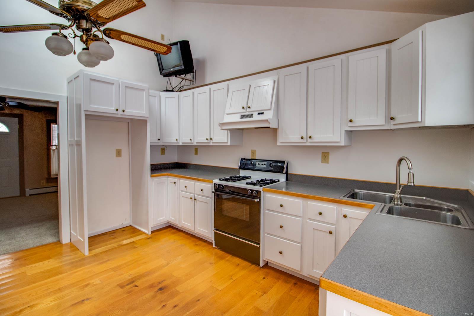 306 Walnut Street Kane, IL 62054 - Photo 9 of 36